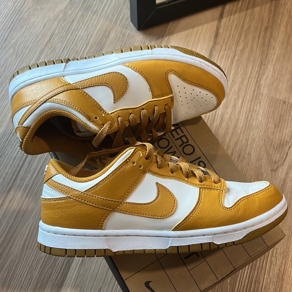 Women’s Nike Dunk - Picture 7 of 8